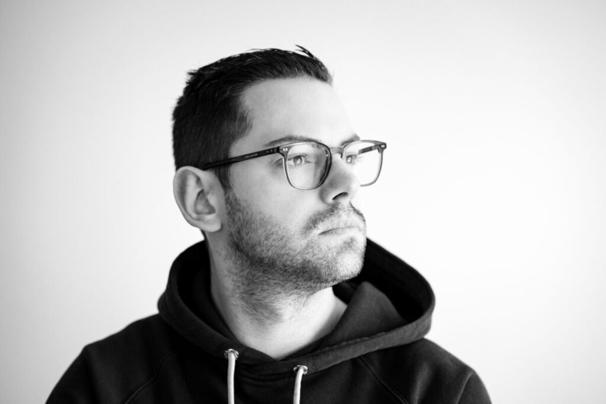 Sebastian Selle in Schwarz-Weiß, nachdenklich zur Seite blickend